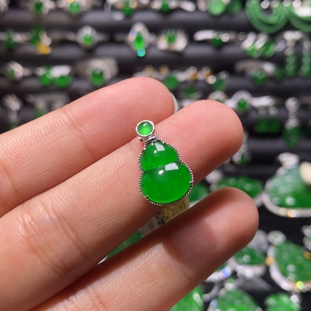 翡翠颈饰18K金镶嵌天然翡翠