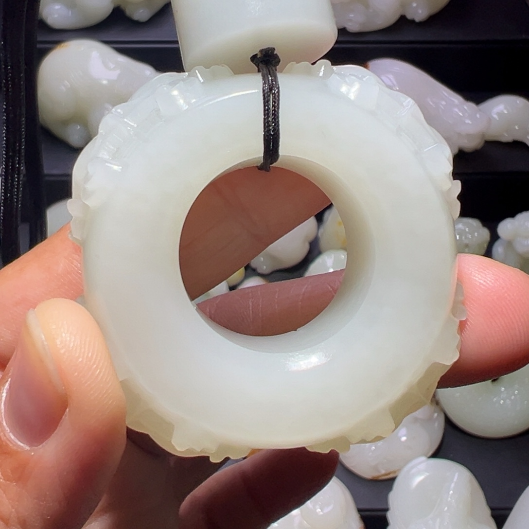 勿***堂和田玉未镶嵌颈饰