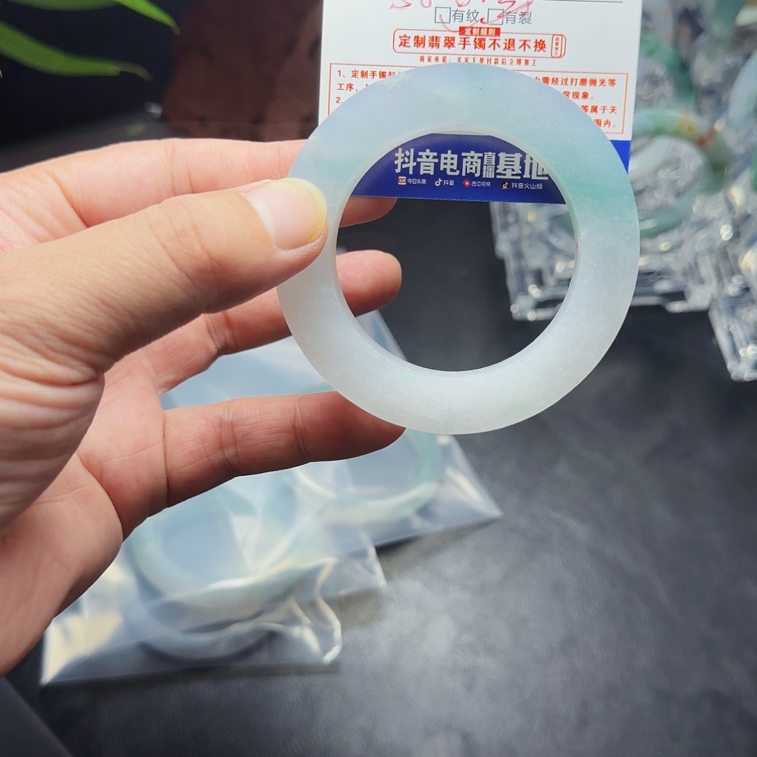 洛***吉定制翡翠未镶嵌翡翠手镯