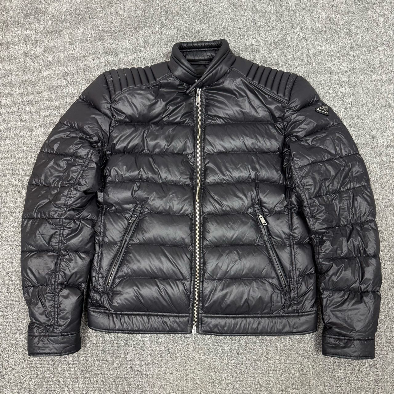 99新 Prada/普拉达 12408901黑色三角标机车服连帽羽绒服外套50码