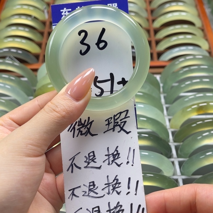 岫玉手镯未镶嵌时**?