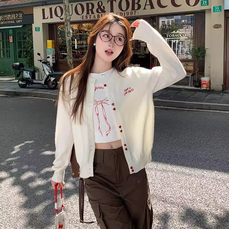 开衫毛衣女秋冬2025新款爱心扣针织外套设计感小众羊绒上衣
