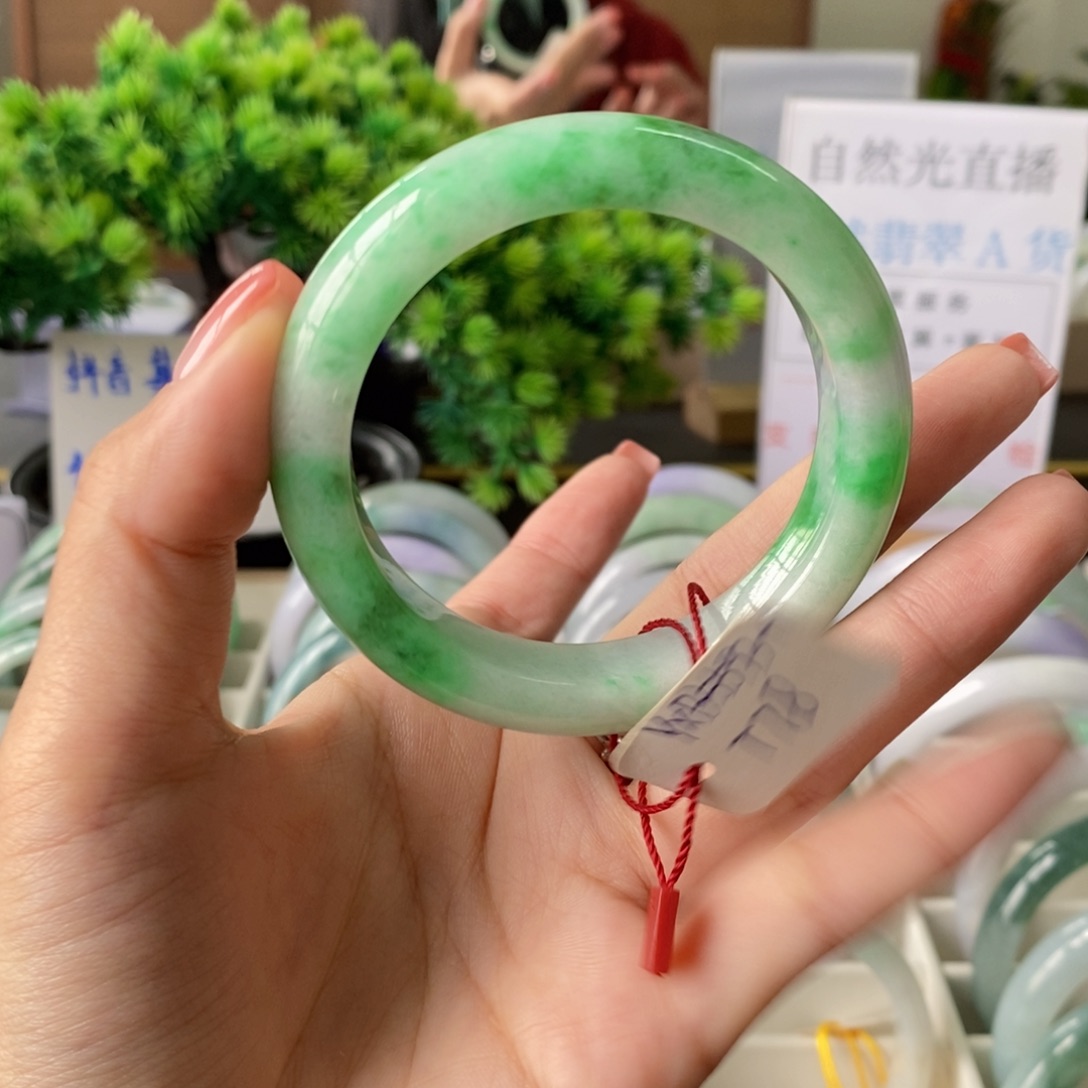 翡翠手镯未镶嵌天然翡翠