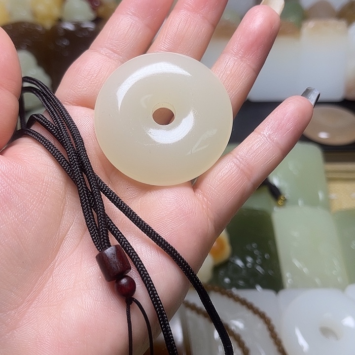 赵***艮和田玉未镶嵌颈饰