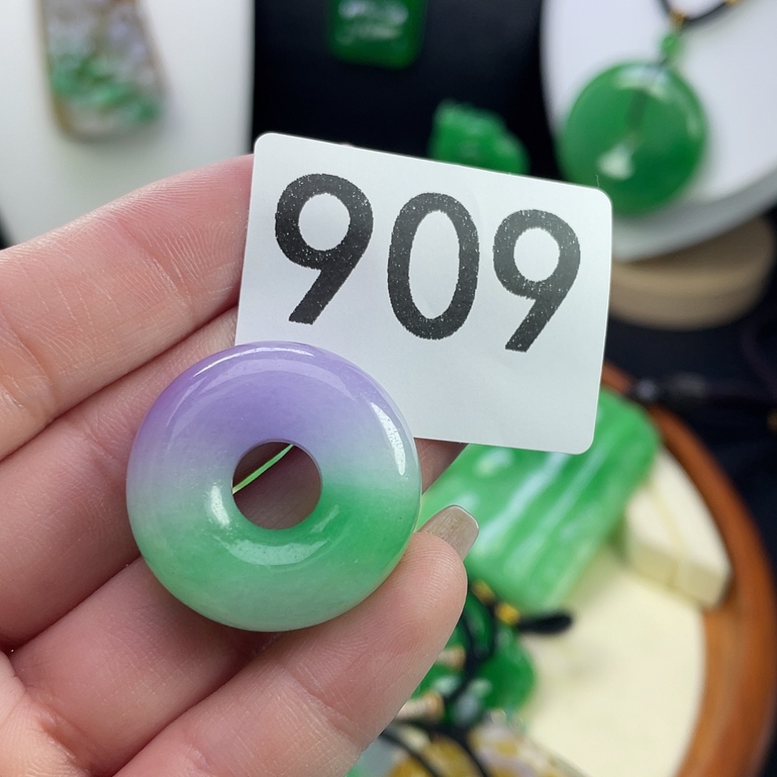 翡翠未镶嵌吊坠(赠链)