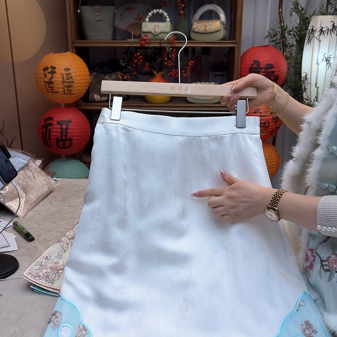 刺绣半裙平铺腰围74有松紧