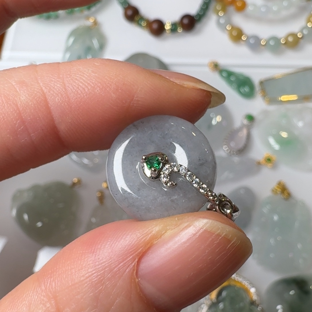 翡翠未镶嵌颈饰平安扣