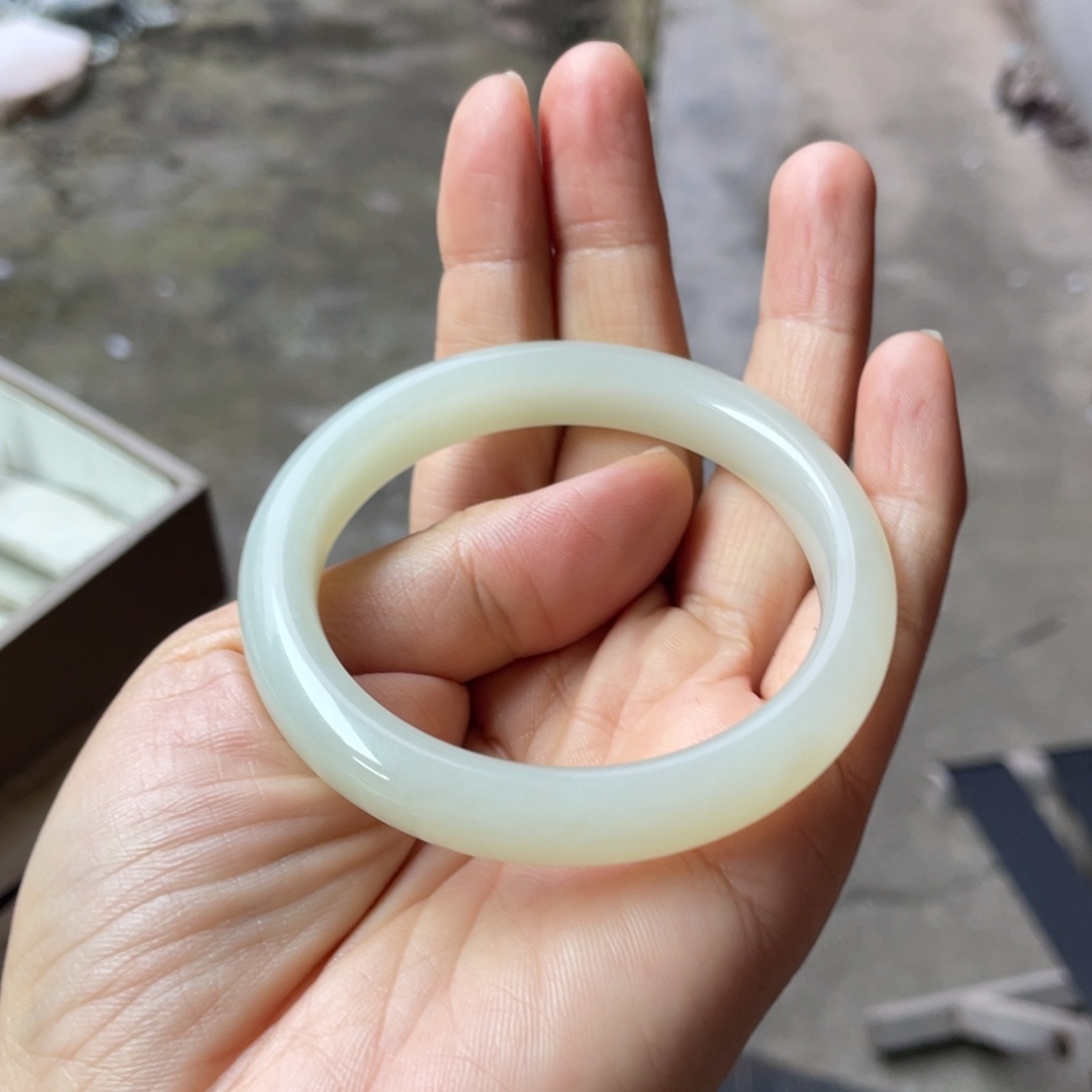 和田玉未镶嵌手镯56口径