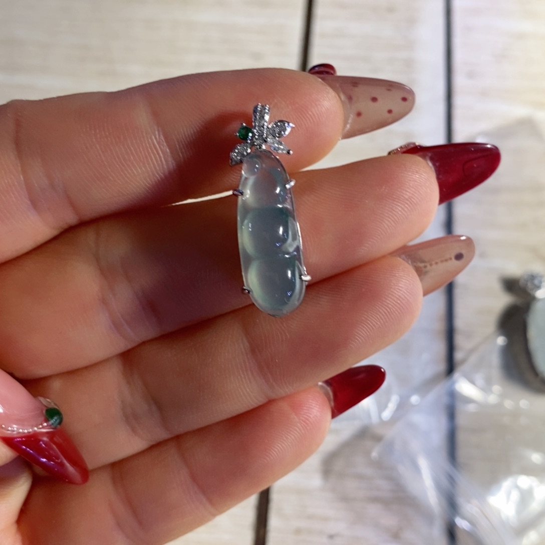 翡翠颈饰未镶嵌光****精翡翠吊坠