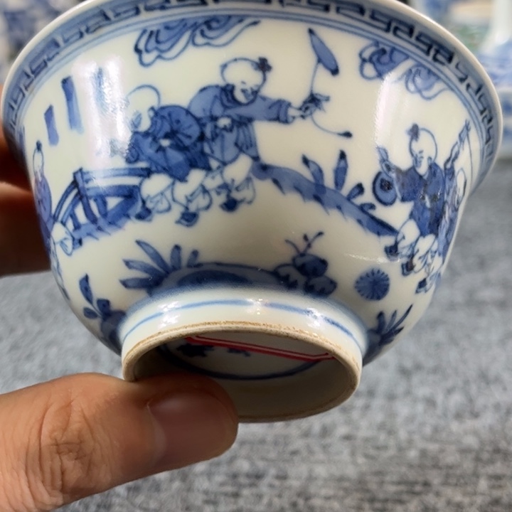 用***4摆件瓷一个青花的小杯子