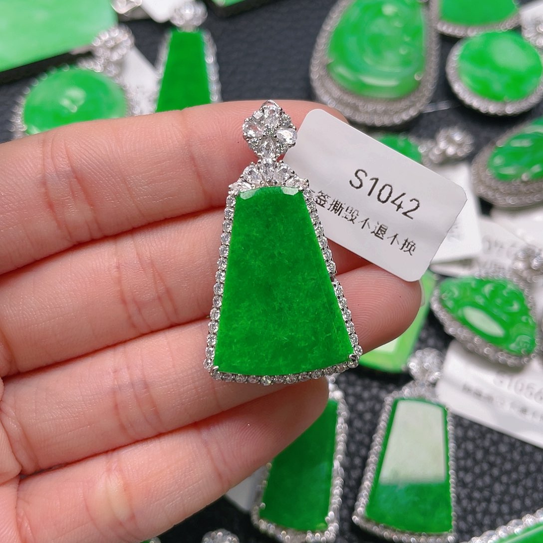 【闪购商品】翡翠吊坠(不含链)银S925镶嵌快***猪