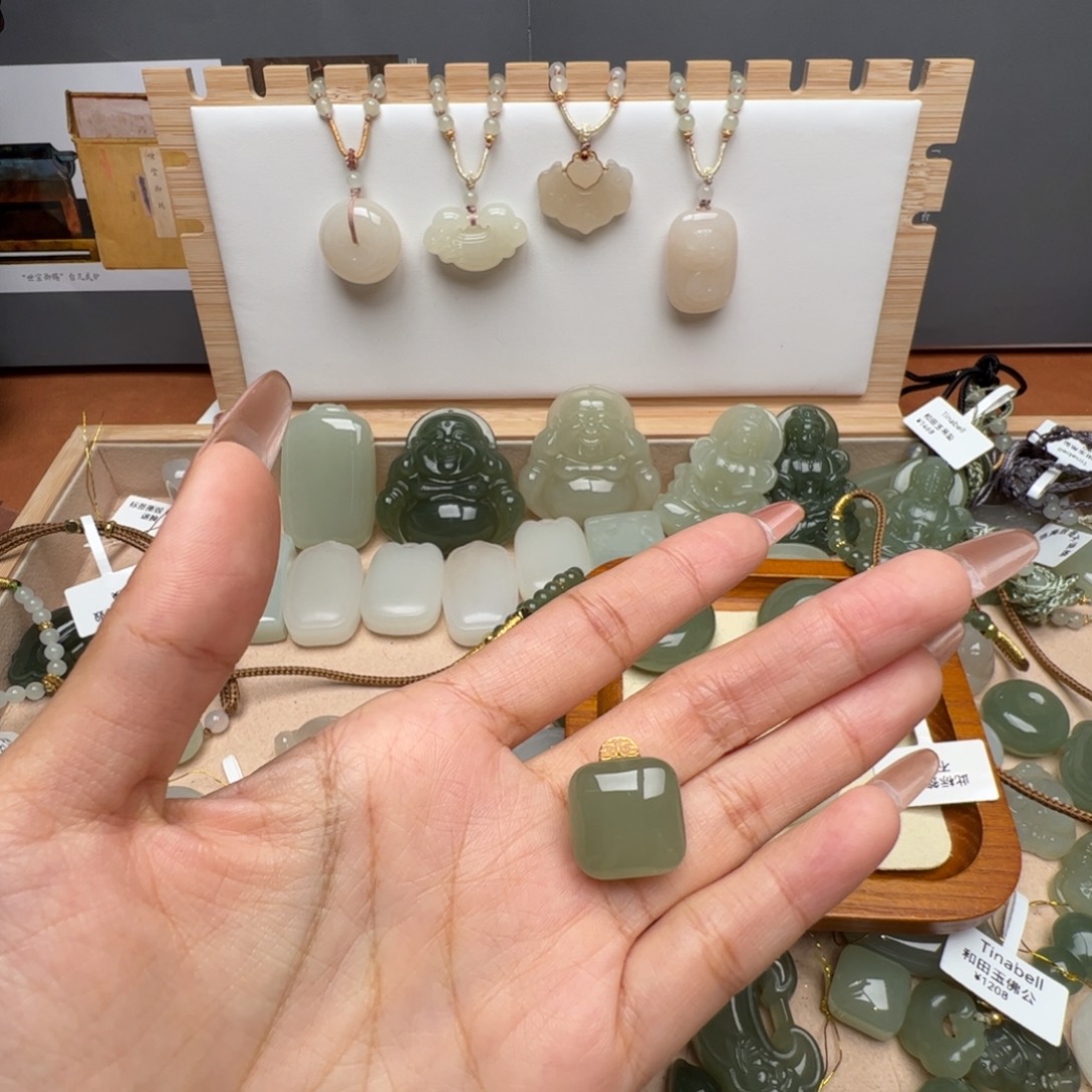 荧***母和田玉18K金镶嵌颈饰