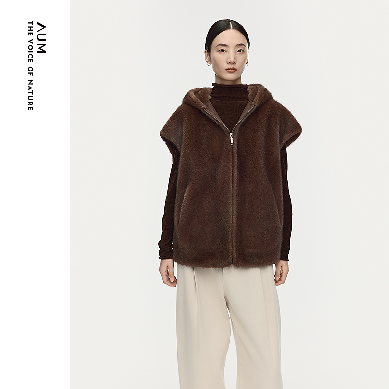 【商场同款】AUM/噢姆短款老钱风连帽宽松保暖廓形马甲M1FZ48084