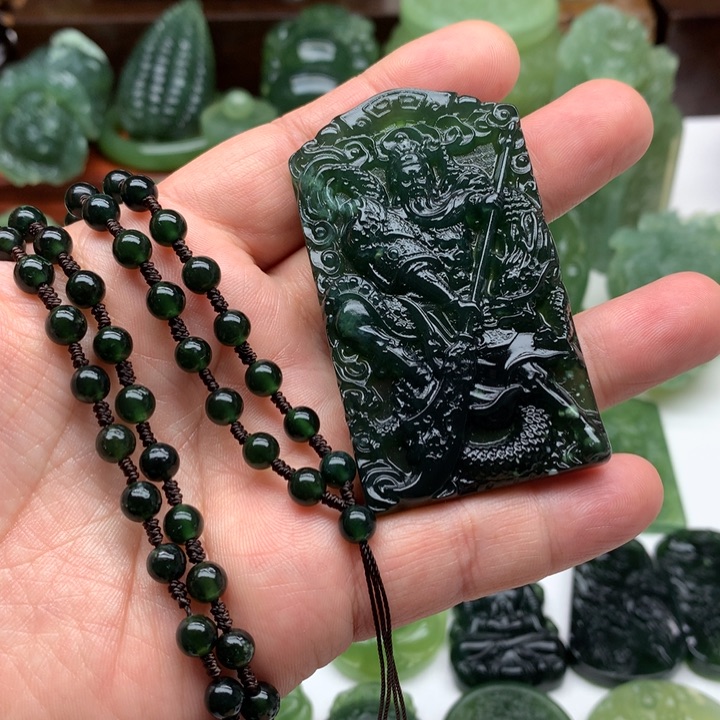 蛇纹石玉未镶嵌颈饰李*红