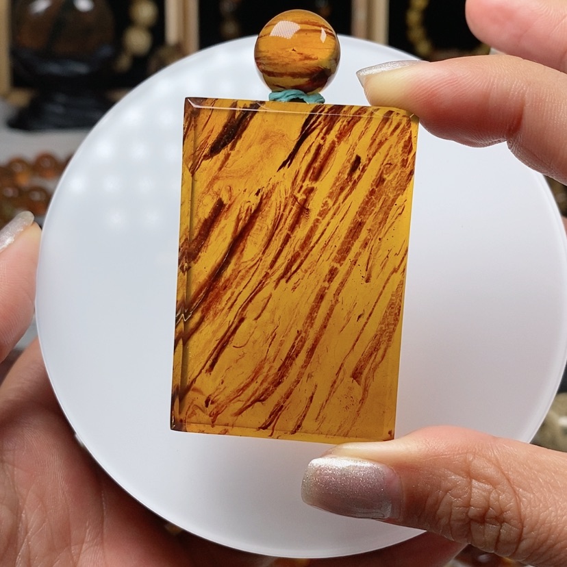 【闪购商品】植物珀颈饰未镶嵌完整植物珀子冈牌