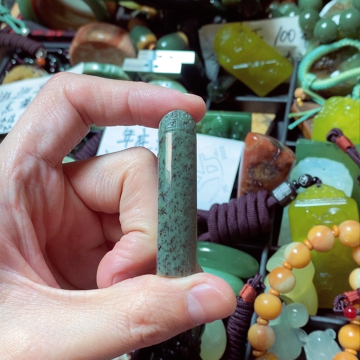 透闪石质玉颈饰未镶嵌