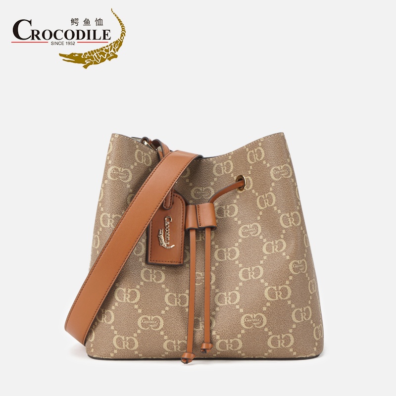 鳄鱼恤CB00037鳄鱼恤双C专用面料抽绳水桶单肩包焦糖色女包