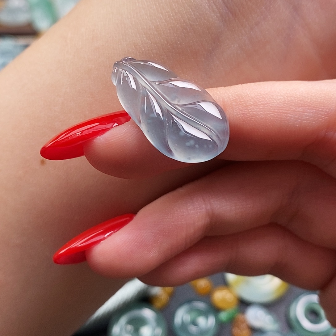 慕***S翡翠未镶嵌颈饰叶子