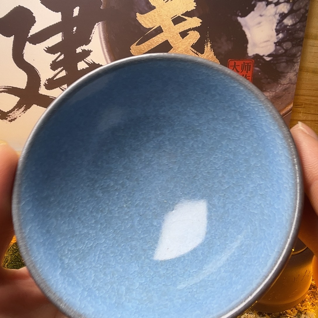 茶盏在干嘛我也在看手机你