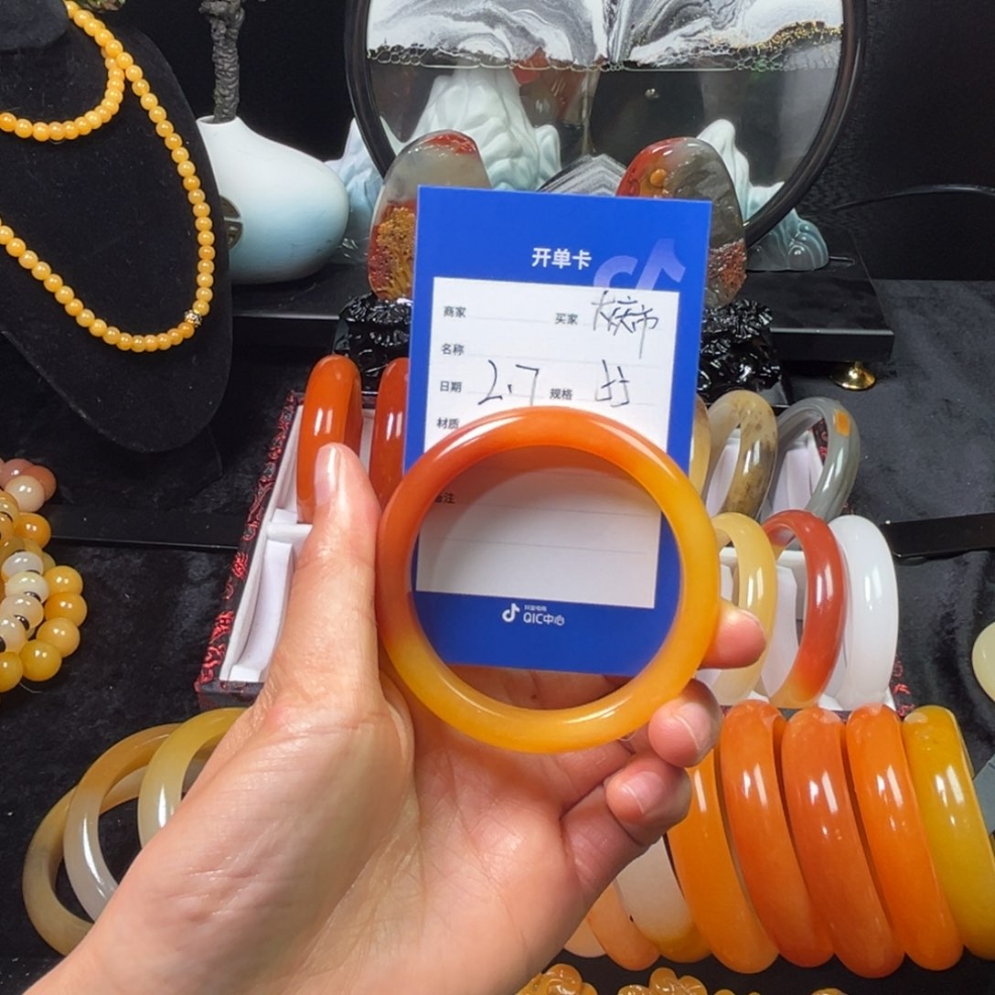 石英质玉（黄龙玉）手镯未镶嵌大****馆