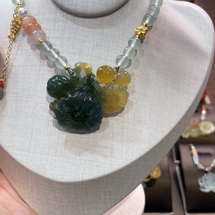 蛇纹石玉颈饰未镶嵌