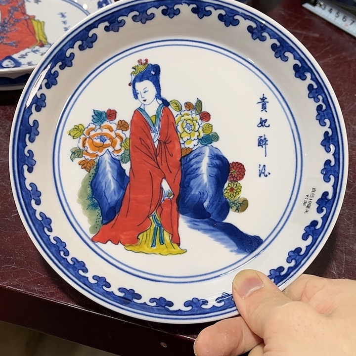 瓷片//////直径19厘米。红。