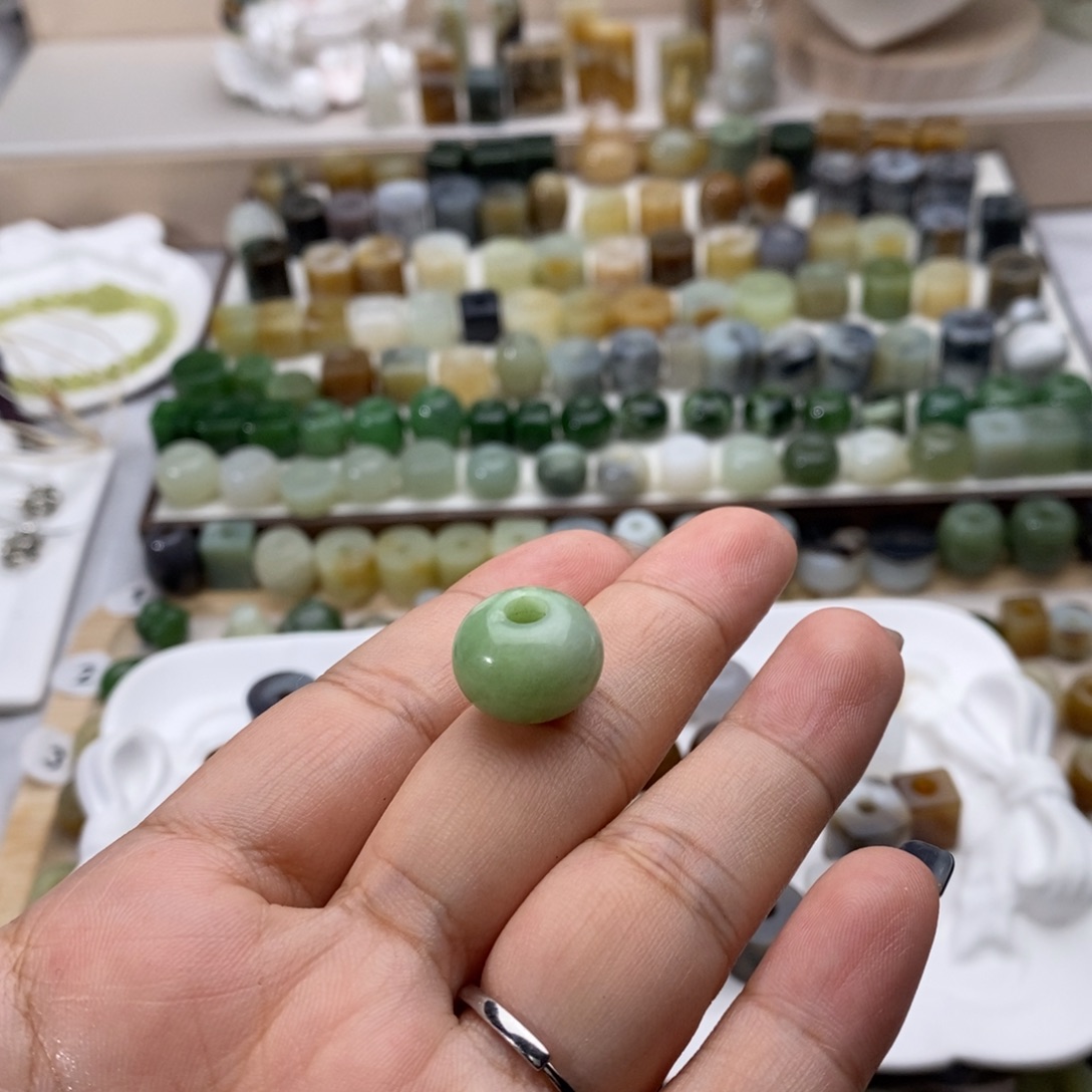 L****和田玉未镶嵌颈饰买断