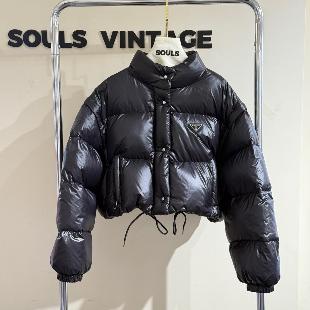 95新 Prada/普拉达 24ss新款黑色三角标短款羽绒服/654644589