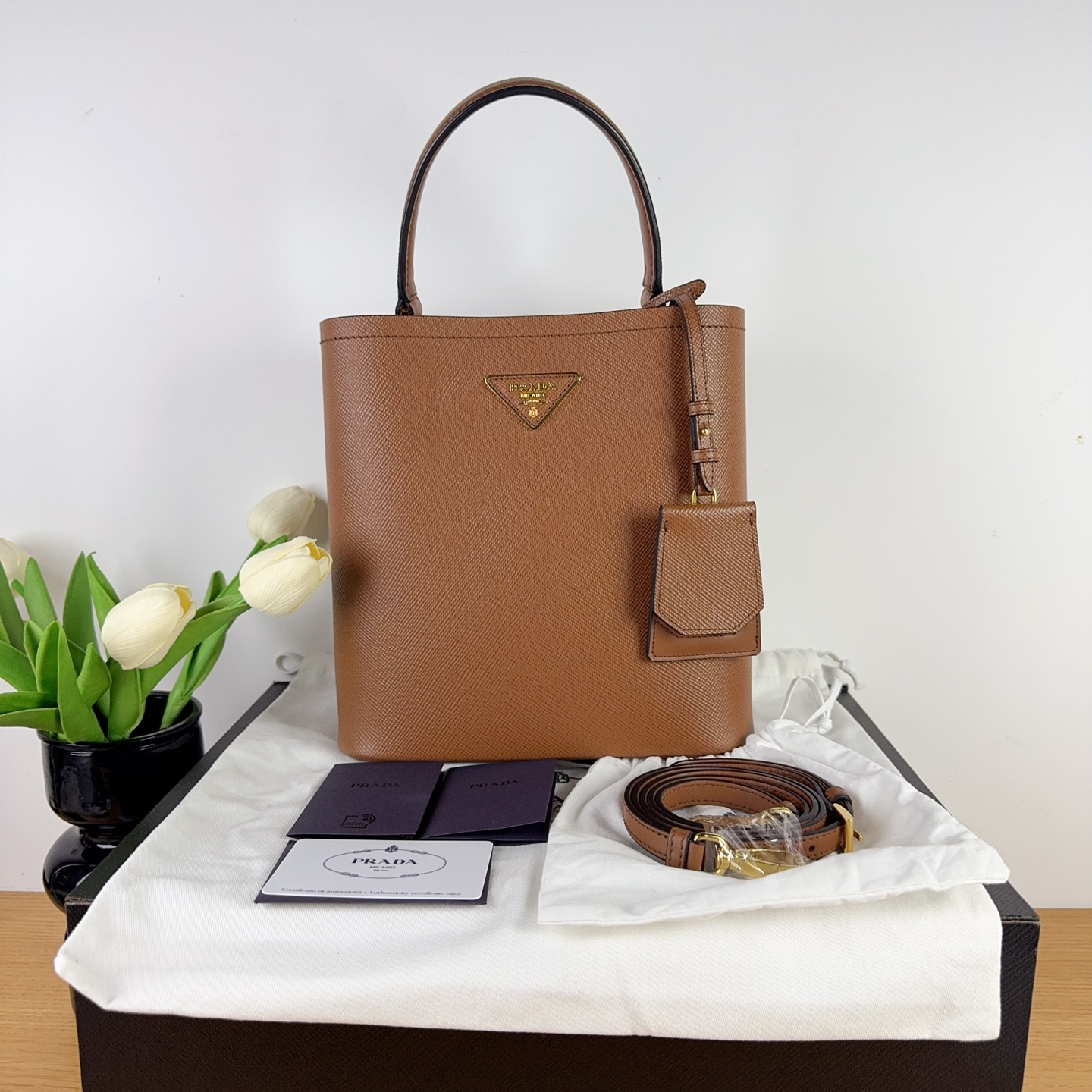 未使用 Prada/普拉达 水桶包单肩斜挎包 金属刻字徽标焦糖色