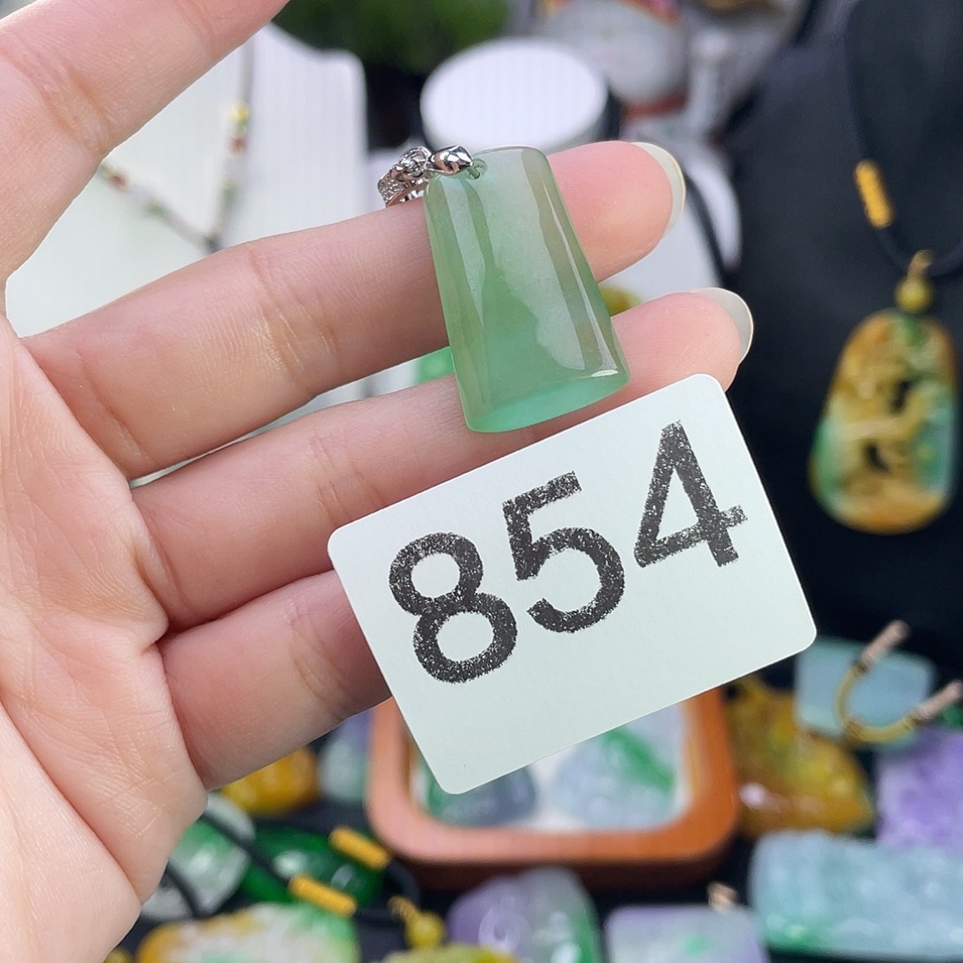 翡翠未镶嵌吊坠(赠链)