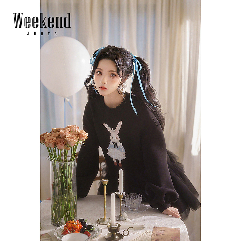 卓雅周末秋季新圆领皇冠白兔印花拼接网纱A字连衣裙Q240519C