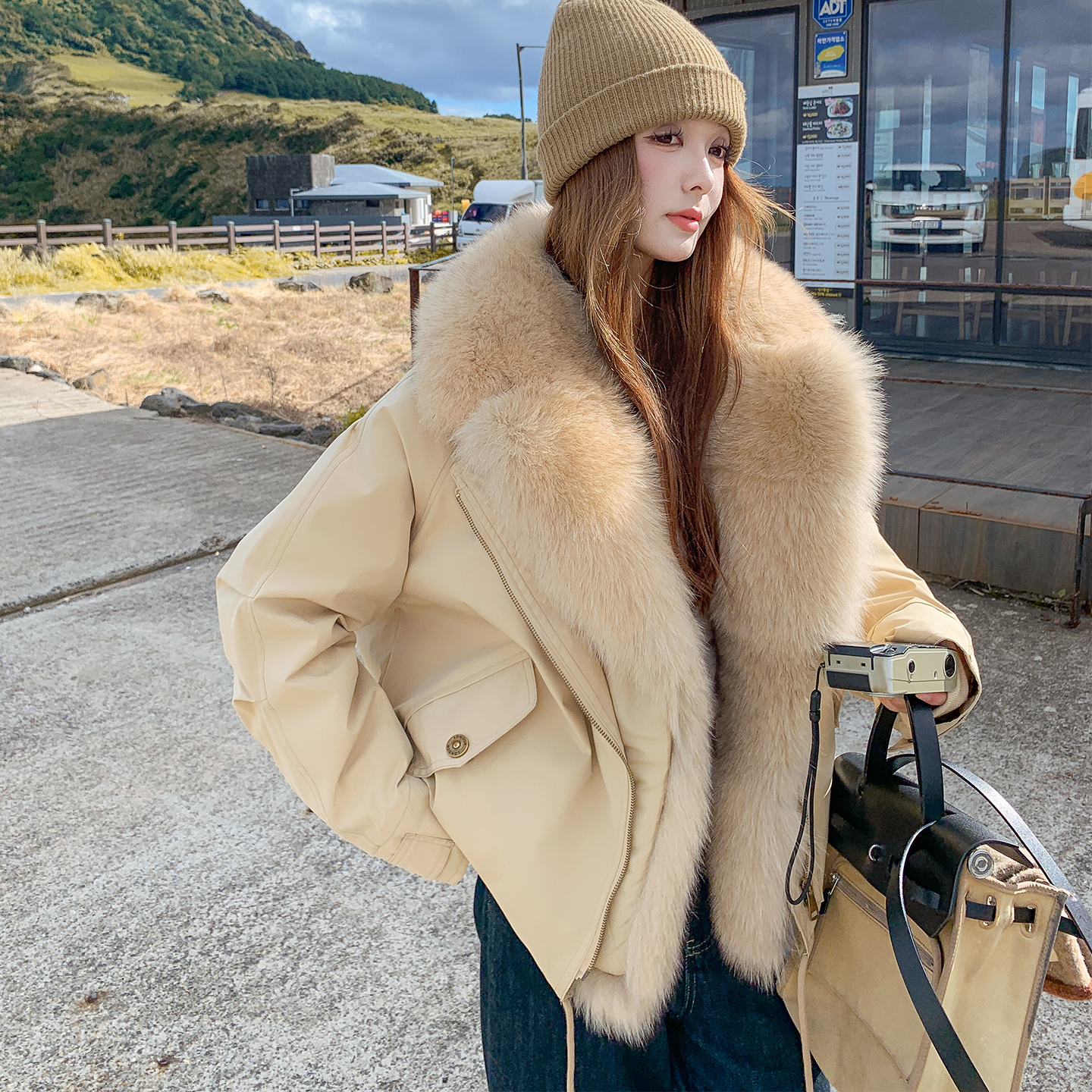 卡其黄色大毛领羽绒服2025新款女冬巨好看皮毛一体派克服外套