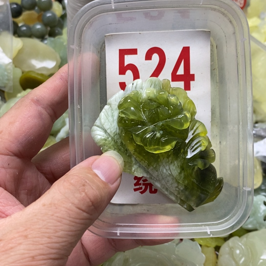 蛇纹石玉挂坠未镶嵌