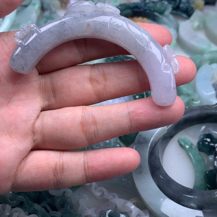 翡翠未镶嵌颈饰心****然