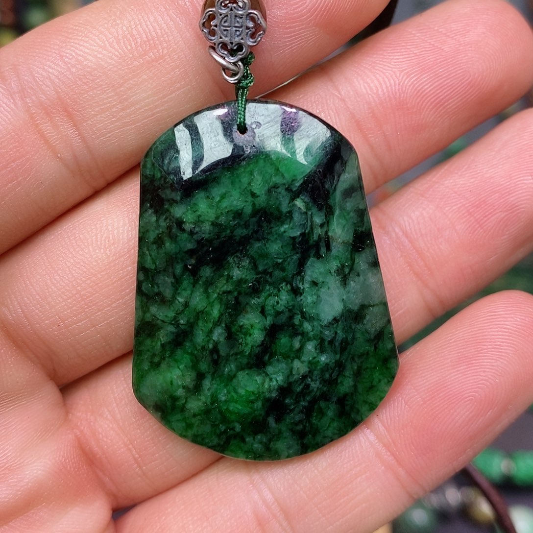 翡翠颈饰未镶嵌漂亮美眉