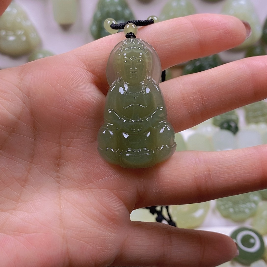 王***芬和田玉未镶嵌颈饰