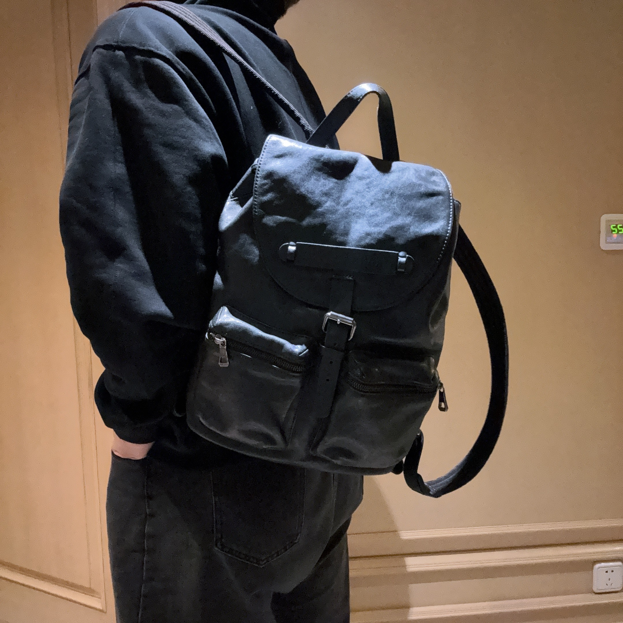 95新 LONGCHAMP/珑骧 【冰】黑色皮质双肩包