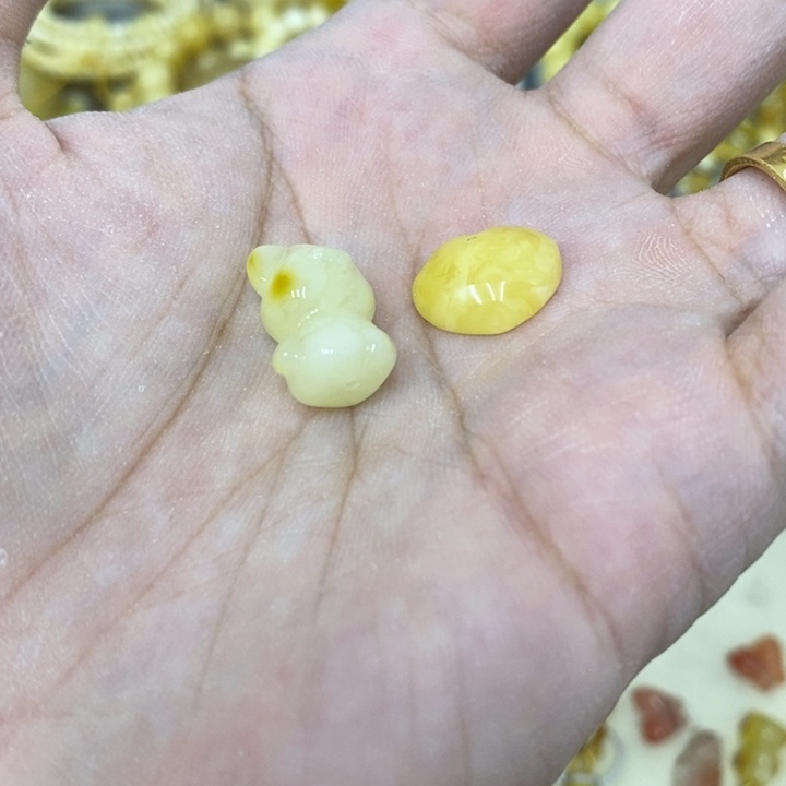 蜜蜡未镶嵌裸石吊坠