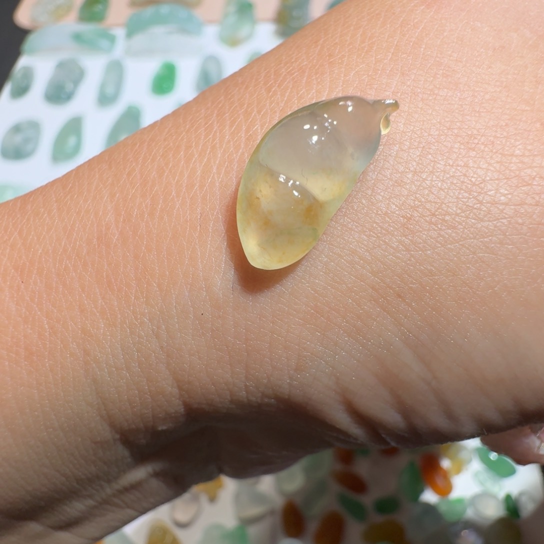 定制翡翠未镶嵌正冰黄翡福豆