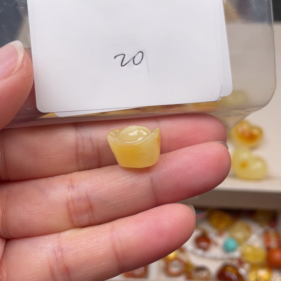 琥珀未镶嵌裸石20微瑕