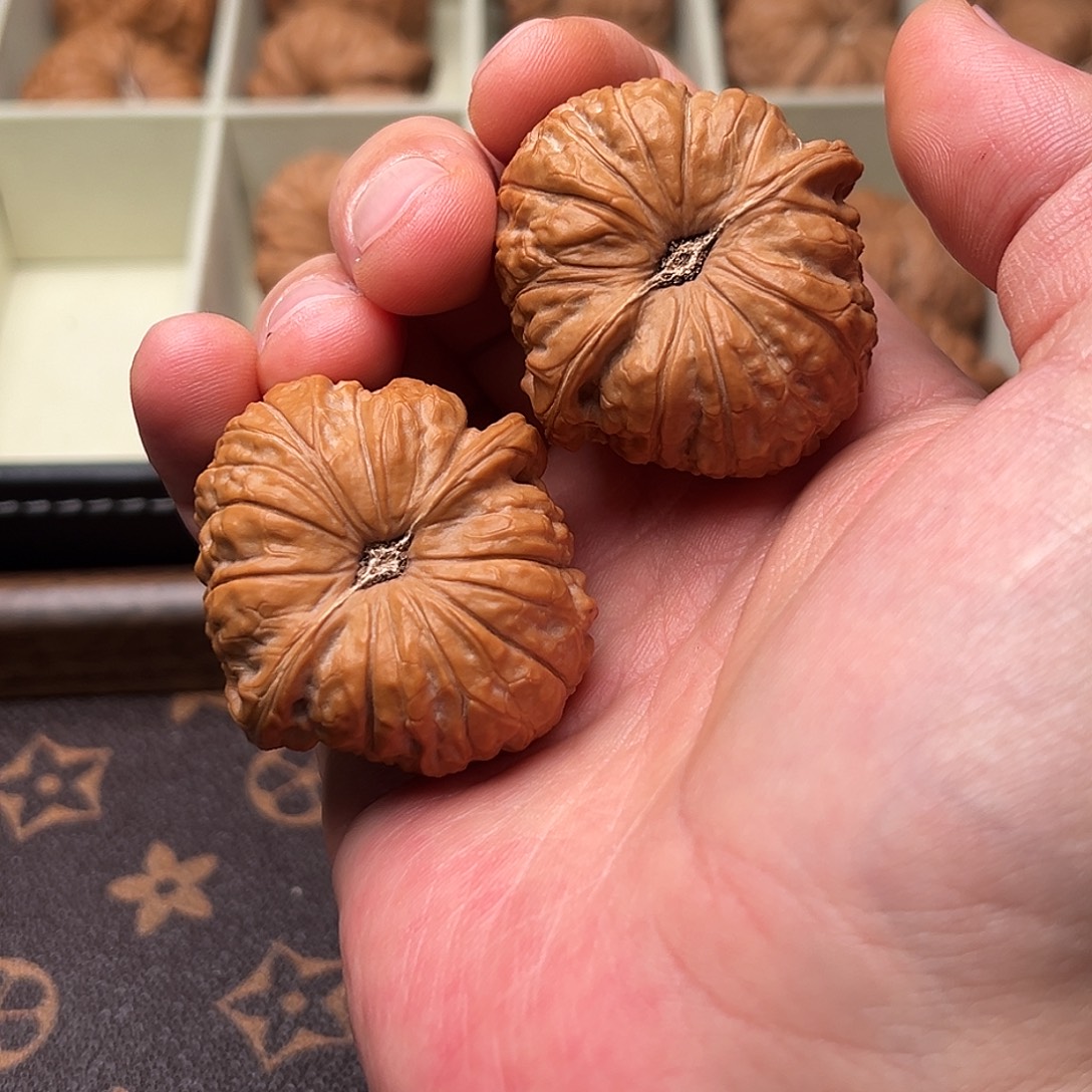 M***M吊坠文玩核桃608MM