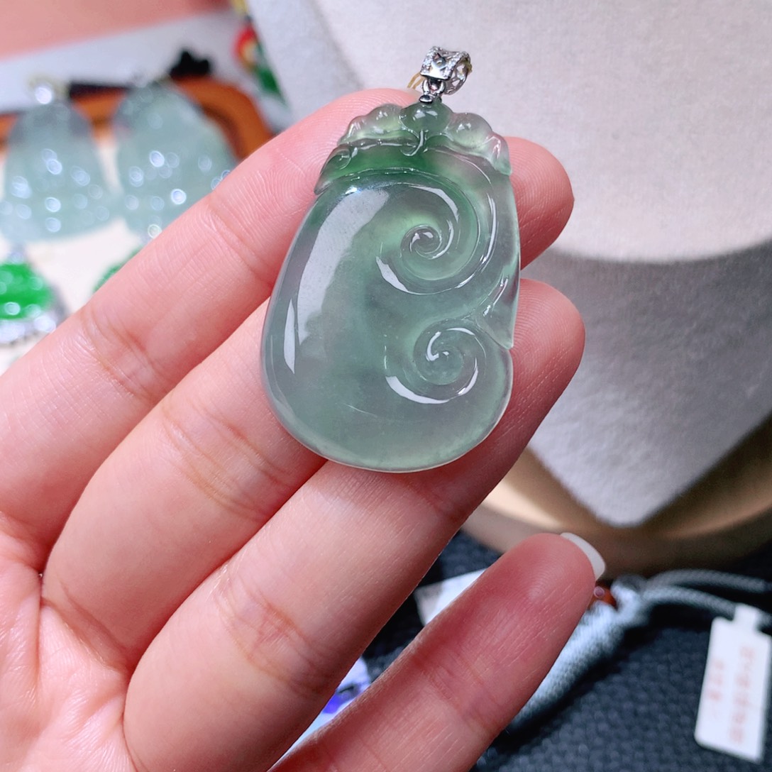 颈饰18K金镶嵌翡翠如意