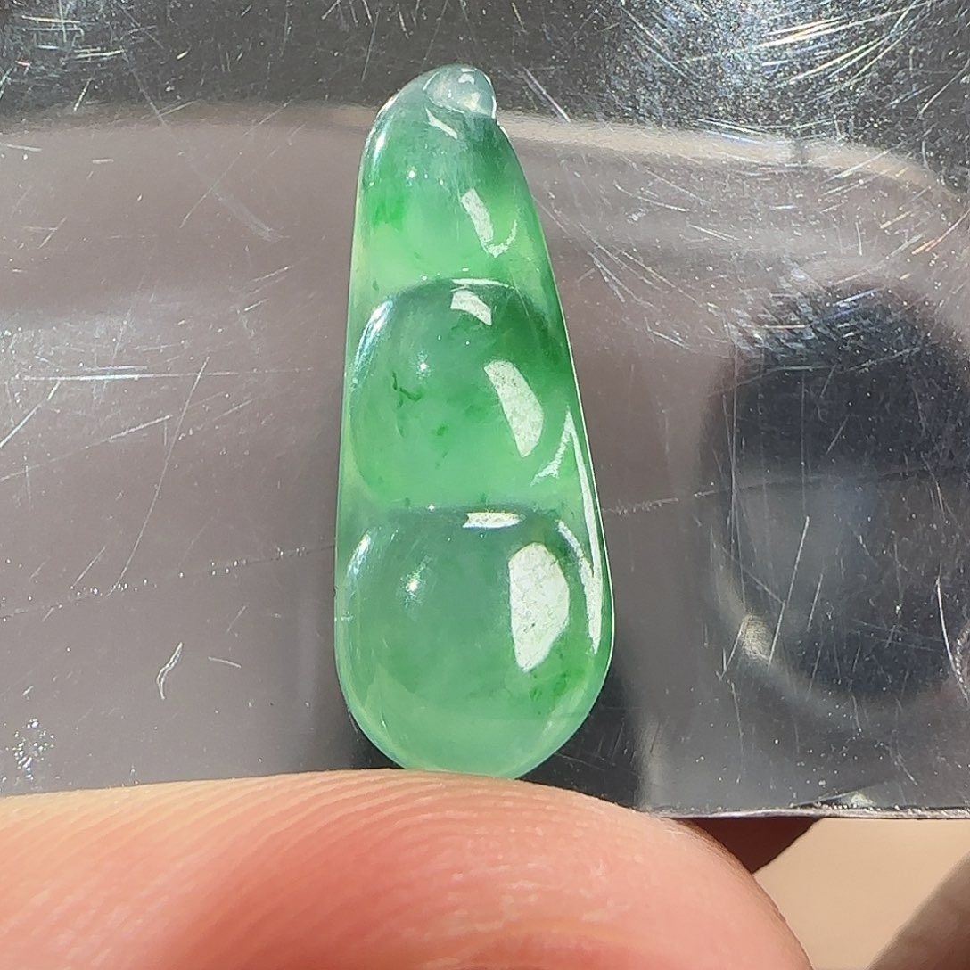 翡翠未镶嵌颈饰   