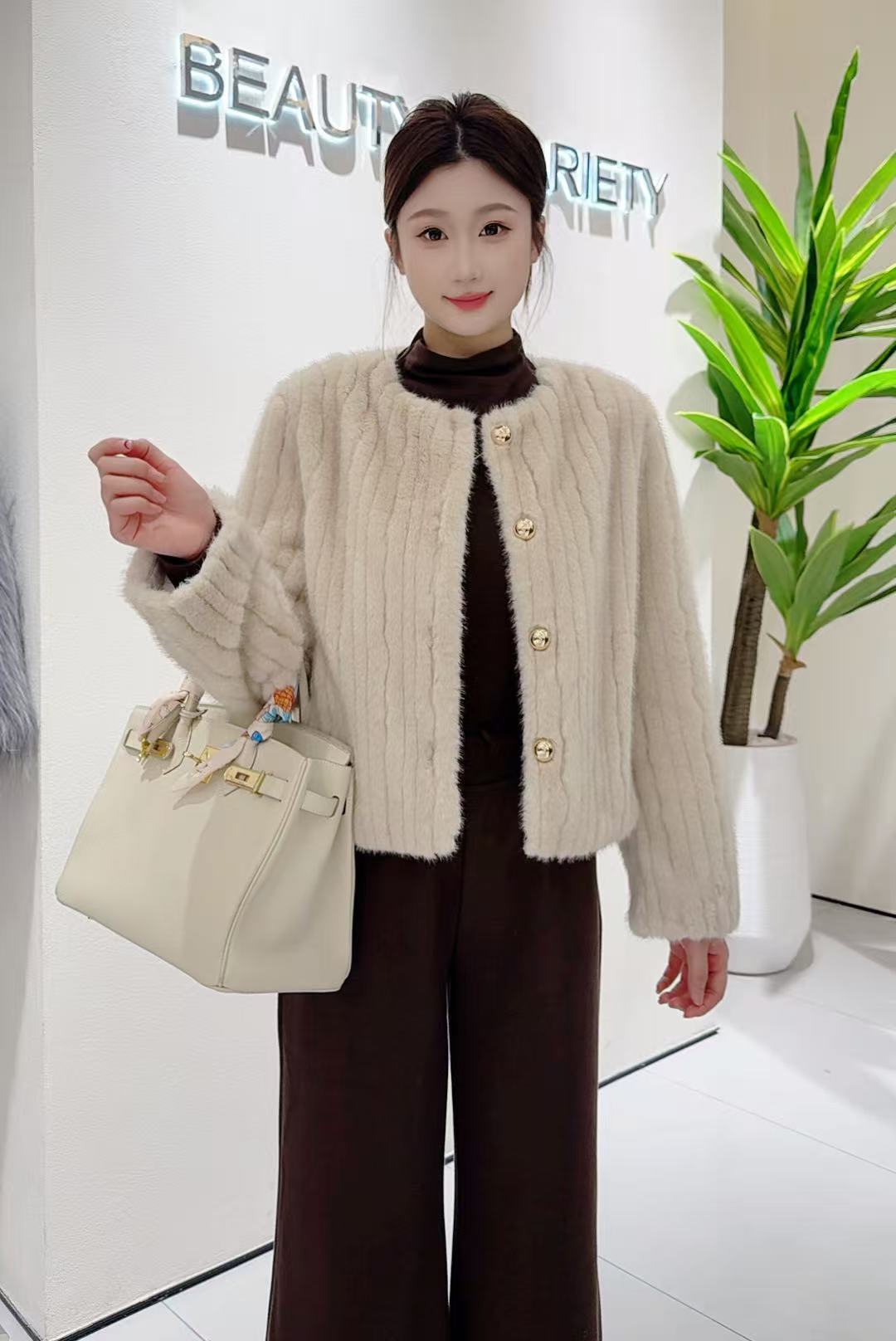 冬季加厚环保毛皮草时尚贵气长袖外套YA25440W002