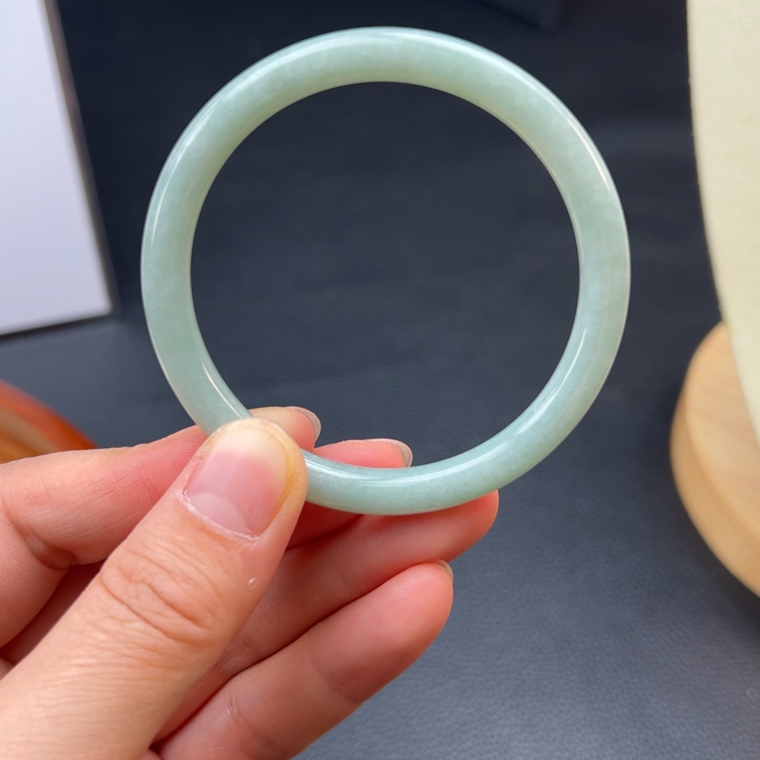 翡翠手镯未镶嵌翡翠手镯