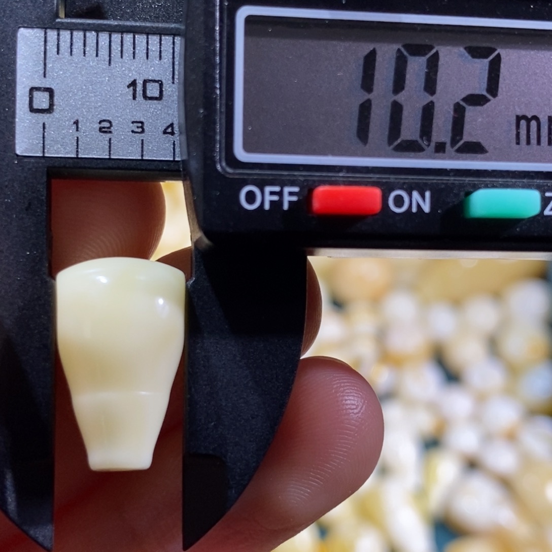 琥珀裸石未镶嵌配饰