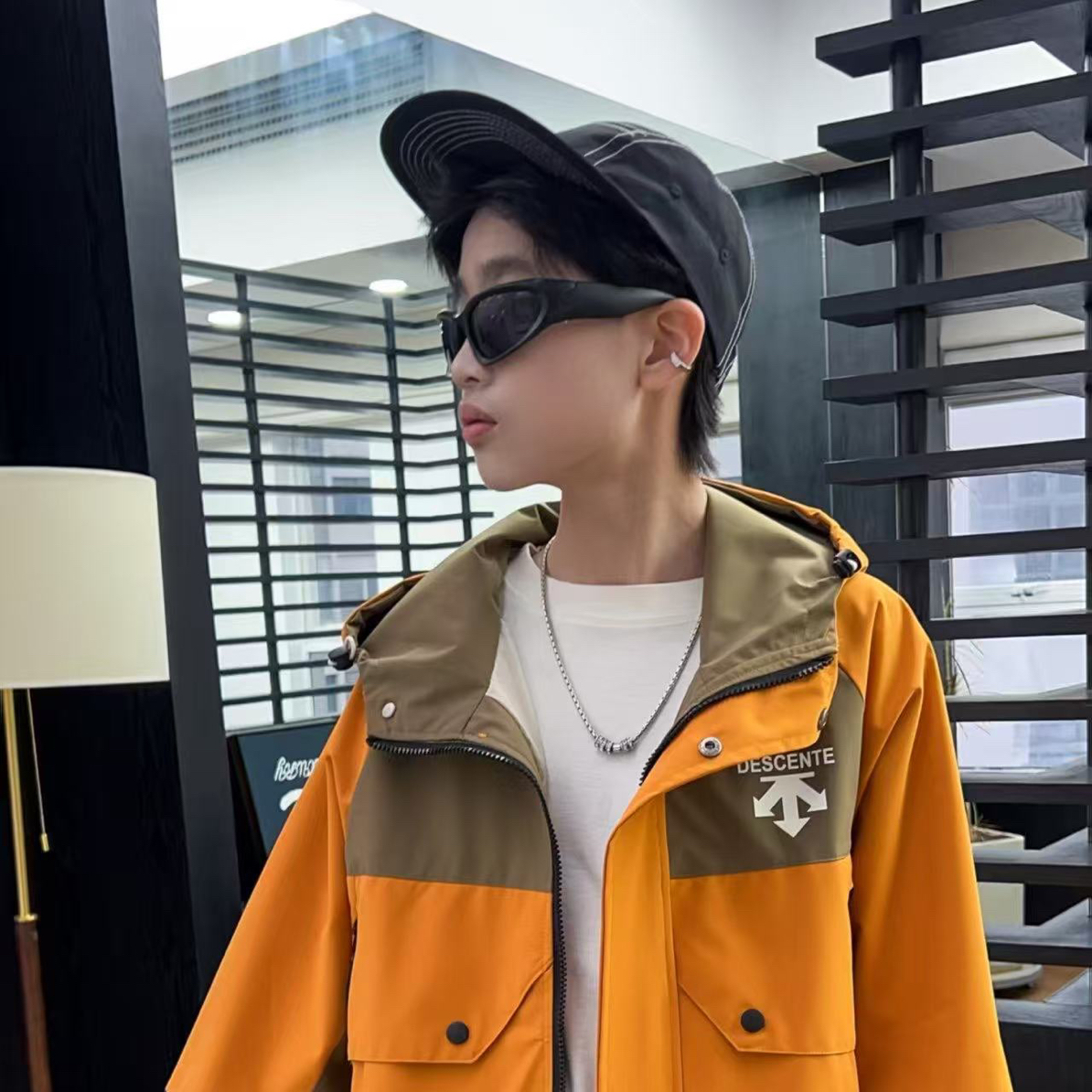 橘色拼接中大童冲锋衣