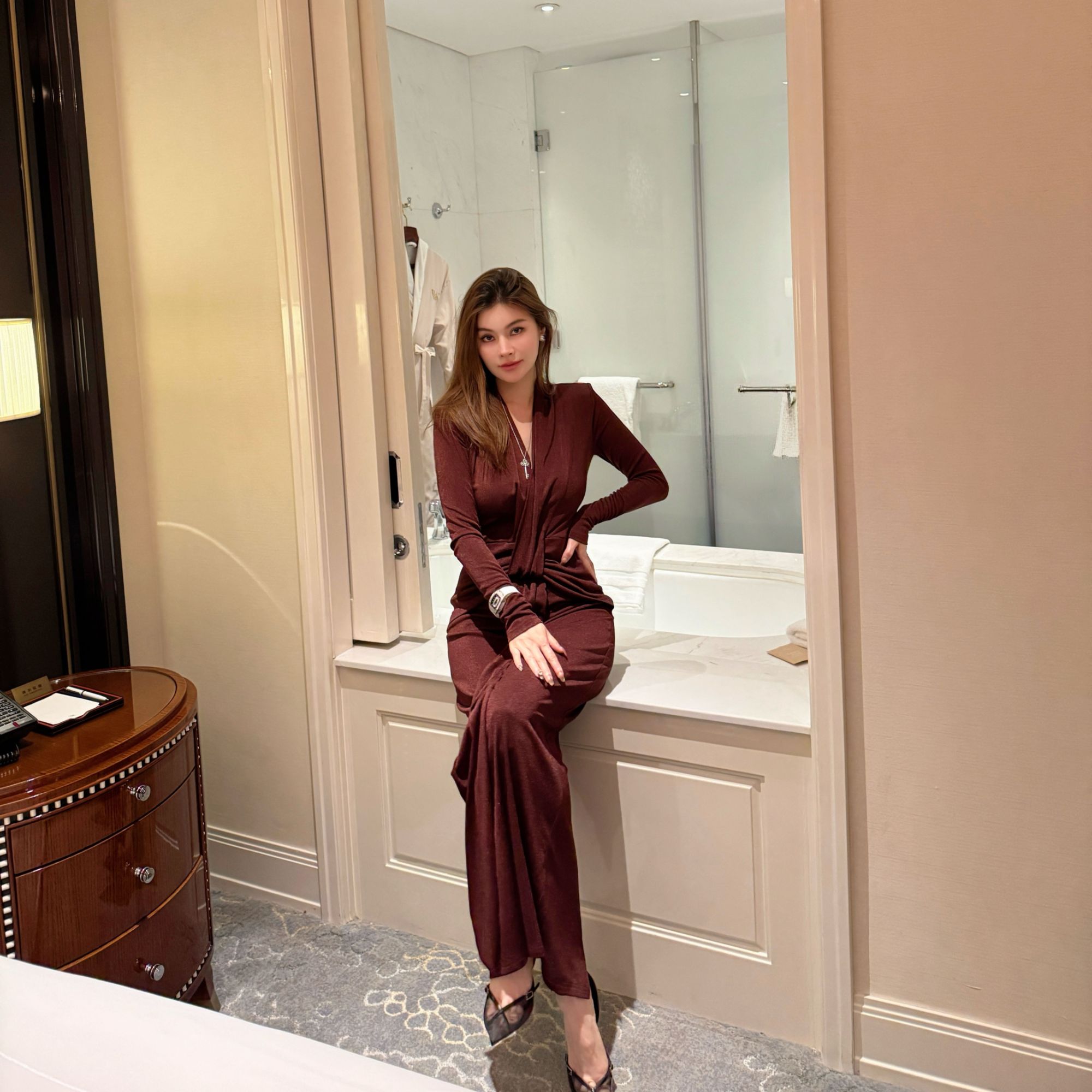 郭甜心【赤色点睛】25秋冬新款洋气复古收腰显瘦褶皱连衣裙C-T2316