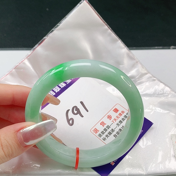 翡翠手镯未镶嵌翡翠手镯