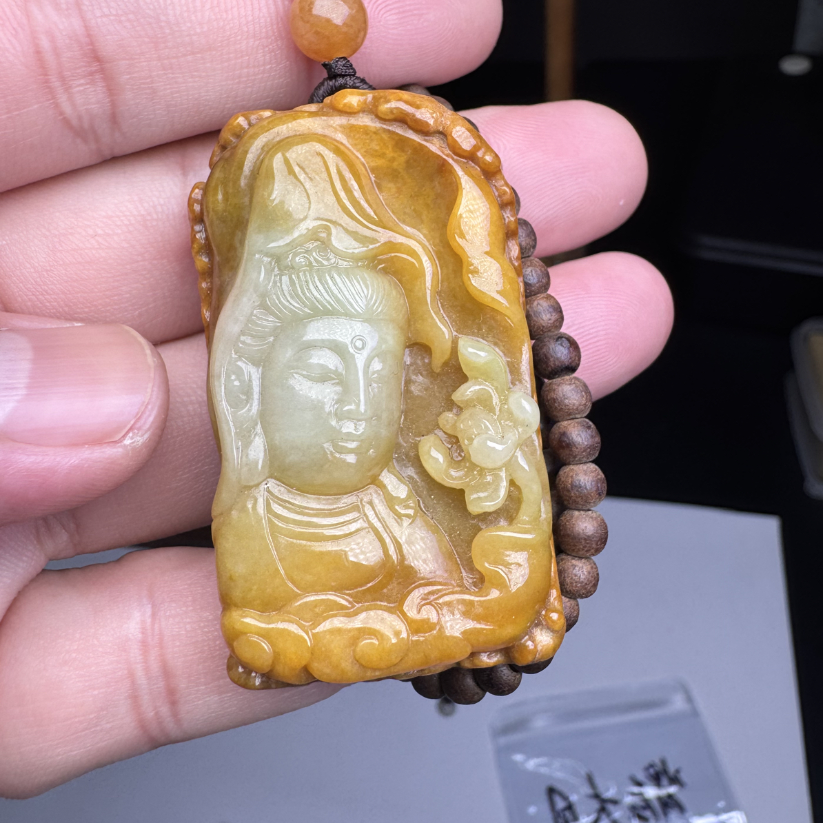 带皮雕刻翡翠佛窟观音